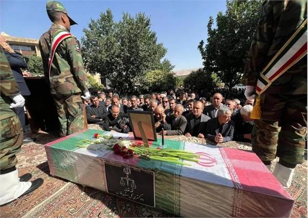حضور کارکنان اداره کل اموال و املاک استان فارس در مراسم تشییع شهید احسان باقری